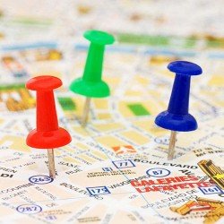 60 spilli cartografici in metallo e plastica contenuti in busta apri e chiudi 60 spilli cartografici in metallo e plastica contenuti in busta apri e chiudi